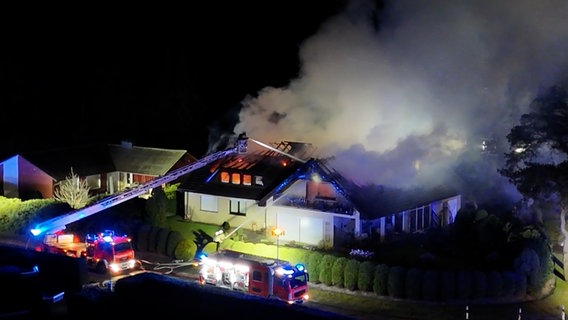Auf einem Luftbild ist zu sehen, wie die Feuerwehr ein brennendes Haus in Meppen löscht. © Nord-West-Media TV 