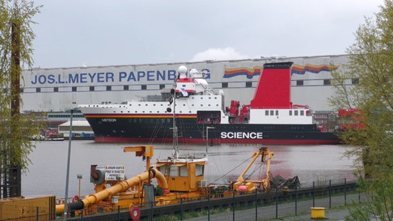 Das neue deutsche Forschungsschiff "Meteor IV" beim Ausdocken in der Meyer Werft in Papenburg. © TeleNewsNetwork 