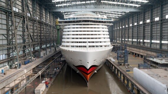 Das Schiff "AIDAcosma" im Baudock der Papenburger Meyer Werft. © MEYER WERFT 