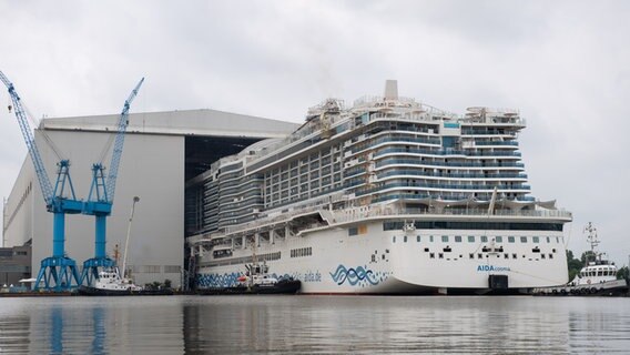 Das Schiff "AIDAcosma" verlässt das Baudock der Papenburger Meyer Werft. © picture alliance/dpa/Meyer Werft 