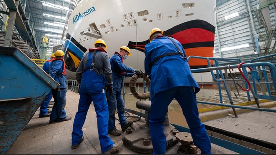 Das Schiff "AIDAcosma" wird im Baudock der Papenburger Meyer Werft losgemacht. © MEYER WERFT 