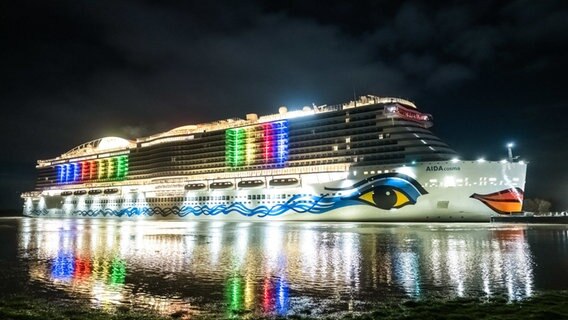 Das Kreuzfahrtschiff "Aidacosma" wird nachts durch die Ems geschleppt. © dpa bildfunk Foto: Mohssen Assanimoghaddam