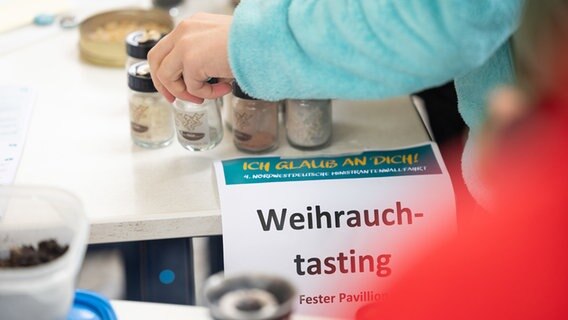 Ministranten können an verschiedenen Weihrauchproben riechen bei einem Weihrauch-Tasting. © dpa-Bildfunk Foto: Friso Gentsch