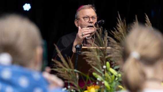 Bischof Franz-Josef Bode spricht zu Ministranten. © dpa-Bildfunk Foto: Friso Gentsch