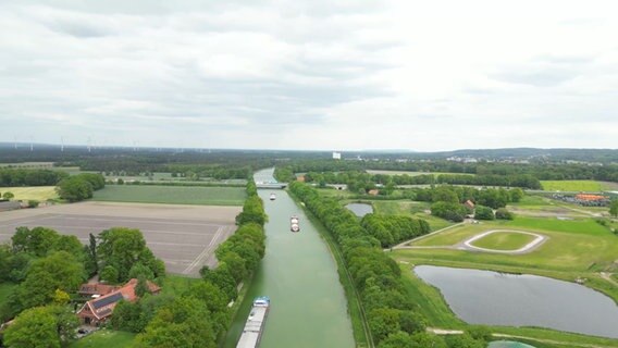 Der Mittellandkanal bei Bramsche (Landkreis Osnabrück) aus der Luft. Hier ist ein Sportboot mit einem Binnenschiff kollidiert und gesunken. © TV7News 