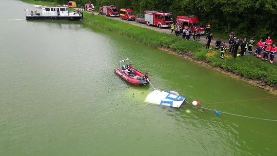 Großaufgebot der Feuerwehr bei Bramsche (Landkreis Osnabrück) am Mittellandkanal. Hier ist ein Sportboot nach der Kollision mit einem Binnenschiff gesunken. © TV7News 