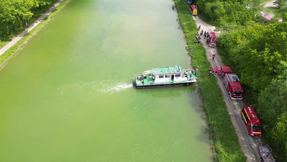 Ein Binnenschiff auf dem Mittellandkanal bei Bramsche. Es war mit einem Sportboot zusammengestoßen, das daraufhin sank. © TV7News 