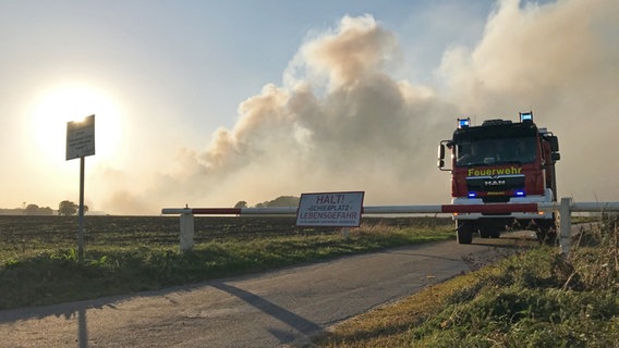 Ein Löschfahrzeug der Feuerwehr steht an einer Schranke zum Gelände der Wehrtechnischen Dienststelle 91 im Emsland. © dpa-Bildfunk Foto: Stefan Konjer