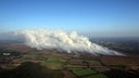 Eine Rauchsäule steigt über einem Moor auf. © NonStop News 