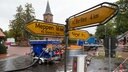 Niedersachsen, Groß Stavern: Verkehrsschilder und ein Wasserbecken für Löschwasser sind im Zentrum des Ortes zu sehen. © dpa-Bildfunk Foto: Friso Gentsch
