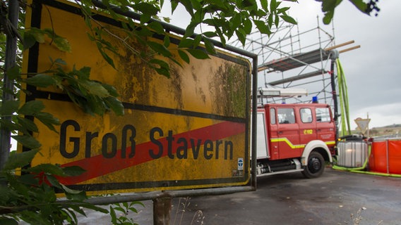 Niedersachsen, Groß Stavern: Ein Fahrzeug der Feuerwehr steht am Ortsausgang. © dpa-Bildfunk Foto: Friso Gentsch