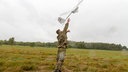 Ein Soldat lässt ein Drohne (in Flugzeugform) steigen, indem er sie in die Luft wirft. © Bundeswehr 
