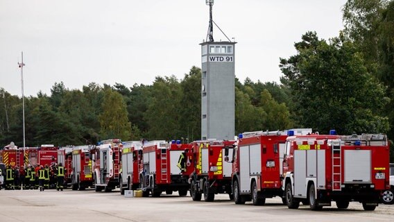 Niedersachsen, Meppen: Einsatzkräfte der Feuerwehr haben sich auf dem Bundeswehr-Testgelände der Wehrtechnischen Dienststelle 91 (WTD 91) versammelt. © dpa-Bildfunk Foto: Mohssen Assanimoghaddam