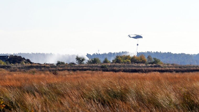 Ein Hubschrauber lÃ¤sst LÃ¶schwasser Ã¼ber einer Moorlandschaft nieder. Â© dpa-Bildfunk Foto: Carmen Jaspersen
