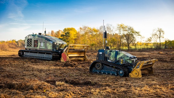 Zwei Moorraupen der Bundeswehr im Einsatz © Bundeswehr/WTD91 