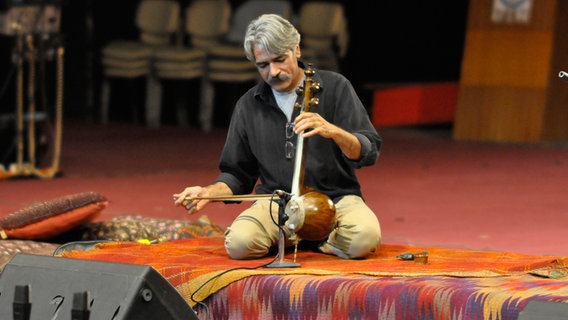 Kayhan Kalhor spielt auf einer iranischen Kniegeige. Kayhan Kalhor spielt auf einer iranischen Kniegeige. © Ralf Döring Foto: Ralf Döring