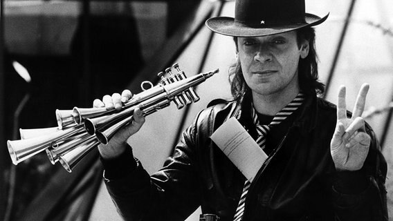 Udo Lindenberg hält eine Schalmei in der Hand. Udo Lindenberg hält eine Schalmei in der Hand. © picture-alliance / dpa Foto: dpa