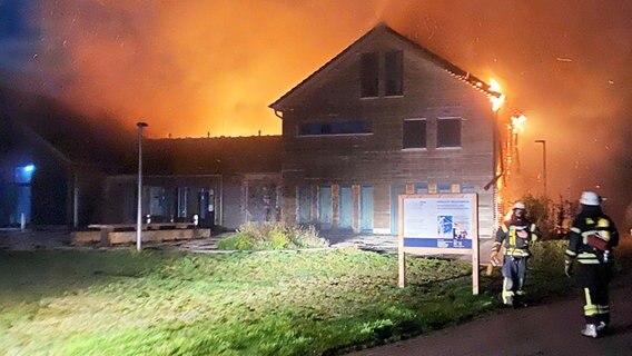 Das Naturschutz- und Bildungszentrum in Rieste steht in Flammen. Foto: Dennis Lindemann