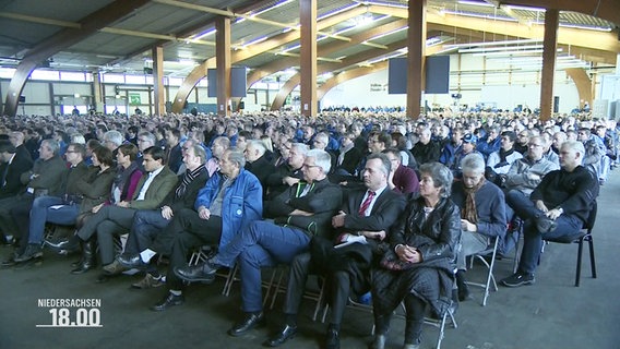 Mitarbeitern von VW haben sich zur einer Betriebsversammlung in Osnabrück versammelt. © NDR 