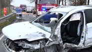 Zwei Fahrzeuge stehen nach einem Unfall an einer Straße. © Nord-West-Media TV 