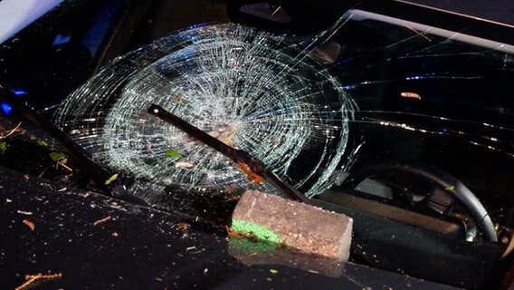Nach einem Steinwurf steht ein Auto mit beschädigter Frontscheibe in Nordhorn in einem Straßengraben. © Grafschafter Nachrichten 