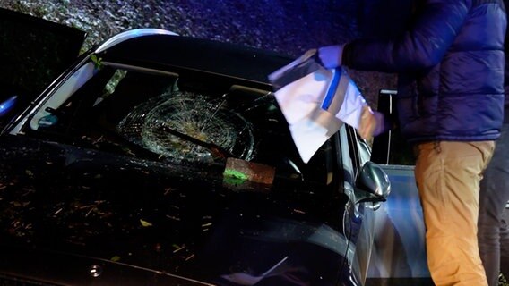 Nach einem Steinwurf steht ein Auto mit beschädigter Frontscheibe in Nordhorn in einem Straßengraben. © Grafschafter Nachrichten 