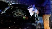 Nach einem Steinwurf steht ein Auto mit beschädigter Frontscheibe in Nordhorn in einem Straßengraben. © Grafschafter Nachrichten 