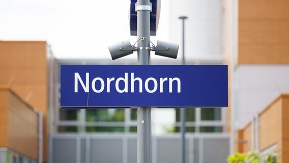 Blick auf ein Schild vor dem Bahnhof von Nordhorn. Blick auf ein Schild vor dem Bahnhof von Nordhorn. © picture alliance/dpa Foto: Friso Gentsch