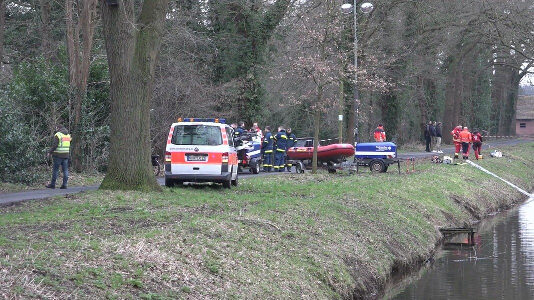 Nach dem Fund von Leichenteilen in Nordhorn suchen Einsatzkräfte den Ems-Vechte-Kanal ab.