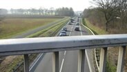 Eine Brücke mit Blick auf die Autobahn. © NDR Foto: Britta Nareyka