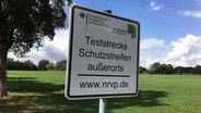Auf einem Schild steht "Teststrecke Schutzstreifen außerorts". © NDR Foto: Hedwig Ahrens