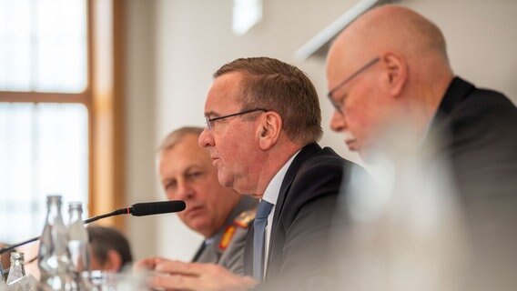 Boris Pistorius (SPD, M), Innenminister des Landes Niedersachsen,spricht bei der Pressekonferenz der Innenminister und Senatoren der norddeutschen Küstenländer neben Andreas Henne (l), Stellvertretender Kommandeur des Kommandos Territoriale Aufgaben der Bundeswehr, und Ulrich Mäurer (SPD), Innensenator Bremen. © dpa Foto: Lino Mirgeler