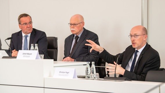 Boris Pistorius (SPD, l-r), Innenminister des Landes Niedersachsen, Ulrich Mäurer (SPD), Innensenator der Freien Hansestadt Bremen, und Christian Pegel (SPD), Innenminister des Landes Mecklenburg-Vorpommern, nehmen an einer Pressekonferenz teil. © dpa Foto: Lino Mirgeler