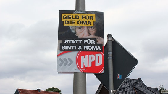 Ein Wahlplakat der NPD mit der Aufschrift "Geld für die Oma statt für Sinti & Roma". © NDR Foto: Katharina Lohmeyer