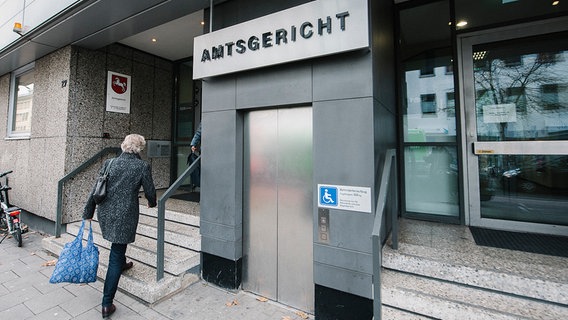 Eine Frau geht eine Treppe zum Amtsgericht Osnabrück hinauf. © NDR Foto: Julius Matuschik