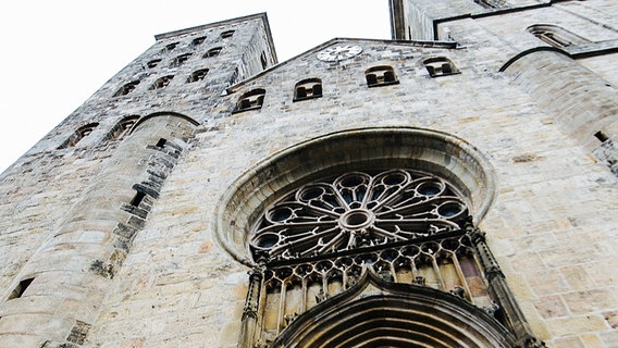 Blick auf den Eingang des Doms St. Petrus in Osnabrück. © NDR Foto: Julius Matuschik