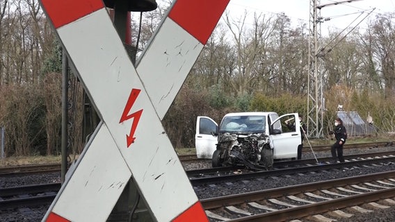 Ein Auto steht stark zerstört auf Bahngleisen. © TV7News 