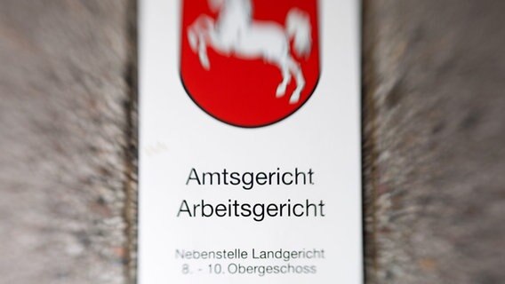 Das Bild zeigt das Schild des Amts- und Arbeitsgerichts in Osnabrück. Das Bild zeigt das Schild des Amts- und Arbeitsgerichts in Osnabrück. © picture alliance/dpa Foto: Friso Gentsch
