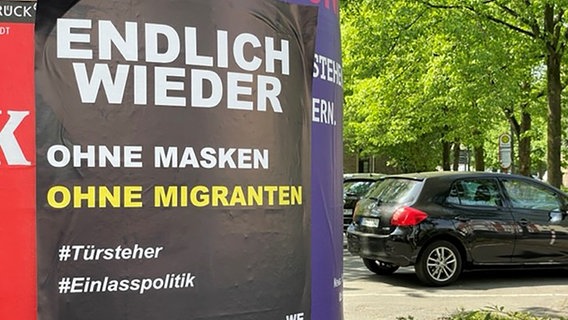 Das Bild zeigt ein Plakat mit der Aufschrift: "Endlich wieder ohne Masken ohne Migranten" an einer Osnabrücker Litfaßsäule. © NDR Foto: Daniel Sprehe