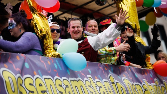 Karnevalisten feiern beim 45. traditionellen Karnevalsumzug «Ossensamstag». © picture alliance/dpa | Friso Gentsch Foto: Friso Gentsch