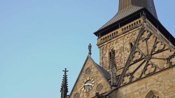 Blick von unten auf die Kirchturmspitze der Kirche St. Marien in Osnabrück. © NDR Foto: Sebastian Weiß