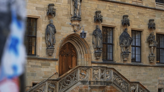 Blick auf die Eingangstür vom Rathaus in Osnabrück über der eine Laterne hängt. © NDR Foto: Sebastian Weiß