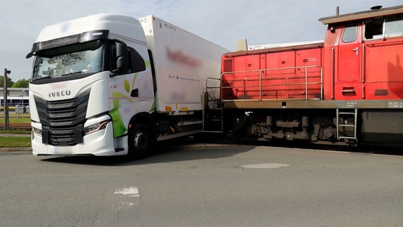 Ein Güterzug ist mit einem Lkw kollidiert. © Nord-West-Media TV 