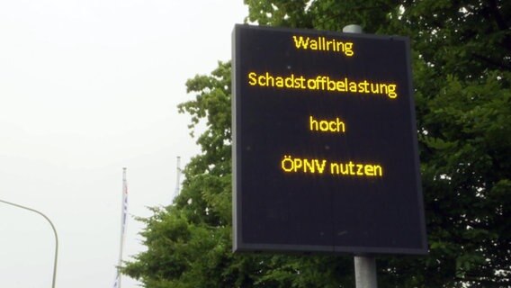 Informationstafeln weisen die Autofahrer darauf hin, wenn die Schadstoffbelastung hoch ist. © NDR 