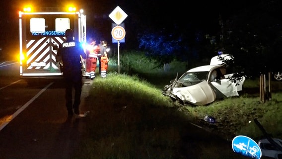 Rettungskräfte vor einem verunfalltem Auto in Osnabrück © Nord-West-Media TV Foto: David Poggemann