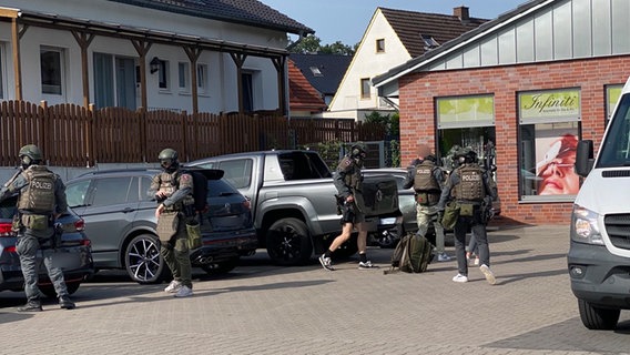 Einsatzkräfte einer Spezialeinheit der Polizei auf einem Parkplatz in Osnabrück. © NDR Foto: Maybrit Nolte