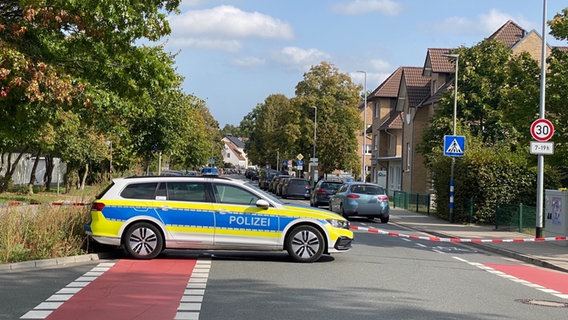 Ein Einsatzfahrzeug der Polizei blockiert eine Straße in Osnabrück. © NDR Foto: Maybrit Nolte