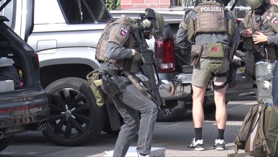 Schwer bewaffnete Einsatzkräfte bereiten sich auf ihren Einsatz vor. Bei einem Großeinsatz an einer Osnabrücker Schule hat die Polizei zwei 14-Jährige festgenommen. © -/NMW-TV/dpa 