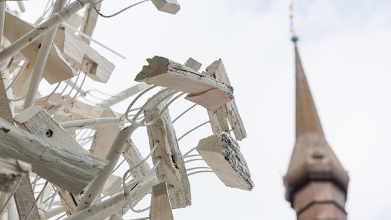 Die Kunstinstallation «forx.pitchforks for peace» des Künstlers Volker-Johannes Trieb ist vor dem Turm der Osnabrücker Marienkirche zu sehen. © dpa-Bildfunk Foto: Friso Gentsch