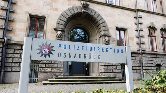 Blick auf die Polizeidirektion Osnabrück anlässlich einer Pressekonferenz von Polizei und Staatsanwaltschaft Osnabrück. © picture alliance/dpa Foto: Friso Gentsch